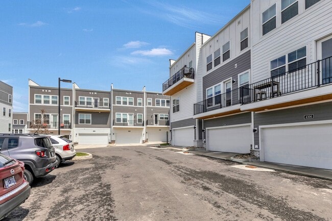 Building Photo - Modern 3 Bed, 3.5 Bath Townhome in The Nat...