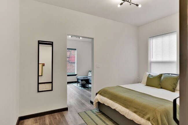 Building Photo - 902 Residence St