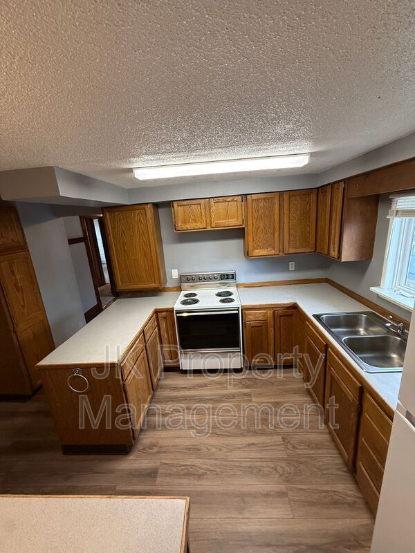 Building Photo - 609 6th Ave N