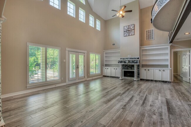 Building Photo - 10819 Lake Windcrest Blvd