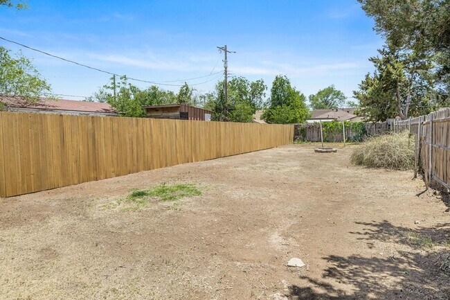 Building Photo - 4215 SW 11th Ave