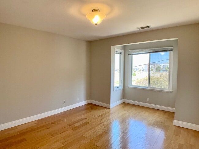 Building Photo - Updated TOP FLOOR 2BR/2BA FLAT! IN-UNIT LA...