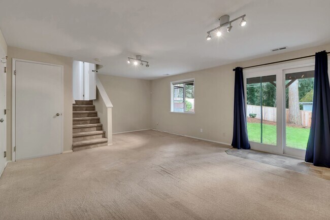 Building Photo - Spacious 3BR Home w/ Large Fenced Yard in Prime Woodinville Location