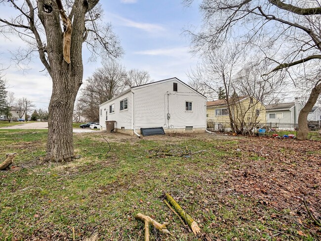 Building Photo - AVAILABLE NOW! Charming 3-Bedroom Home in Prime Pontiac Location