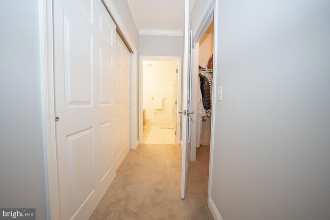 Building Photo - 300 W Elm St