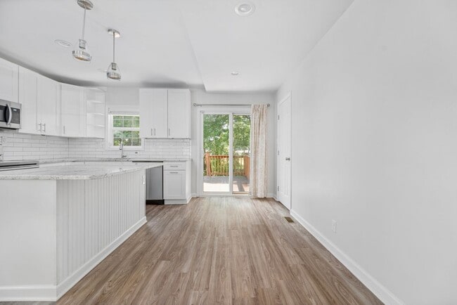 Building Photo - (Coming Soon) Renovated Home just minutes from Uptown!