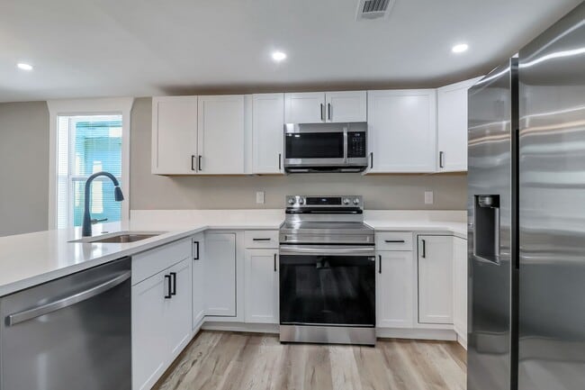 Building Photo - Updated 3BR, 2BA Craftsman Home Minutes from Downtown Savannah