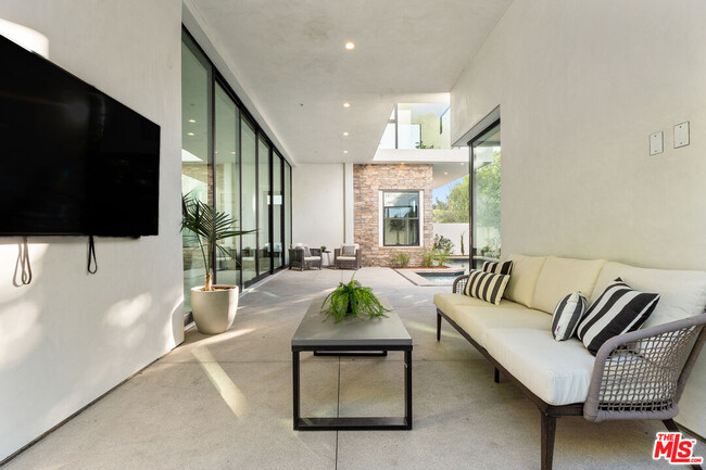Building Photo - 1621 N Fairfax Ave