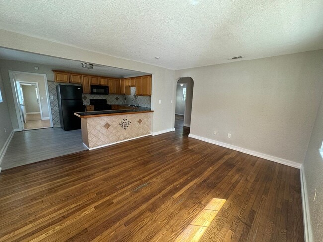 Building Photo - Fenced in four bedroom house near beautiful Gulfport