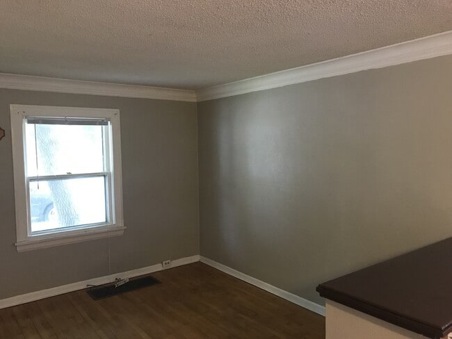 Building Photo - AVAILABLE NOW - 2 Bed 1 Bath Home in Craft...