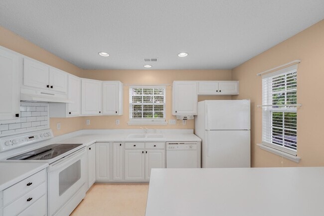 Building Photo - 15021 Deshler Ct