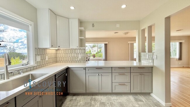 Building Photo - 4 Bedroom Mid-Century Oakmore Home With Views of Bay