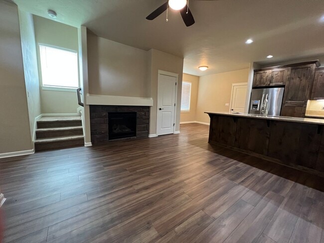 Building Photo - Gorgeous townhome in SW Redmond!