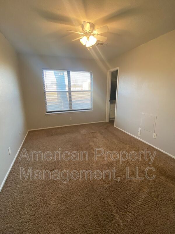 Building Photo - 1132 N Hickory Dr