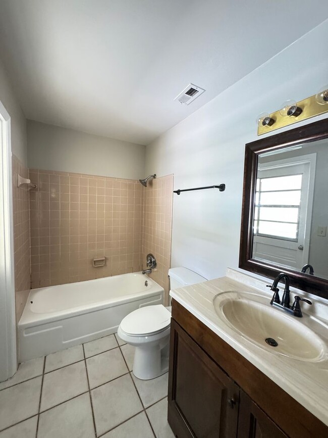 Building Photo - Gorgeous 4 BR country estate home with pool on 3 Acres