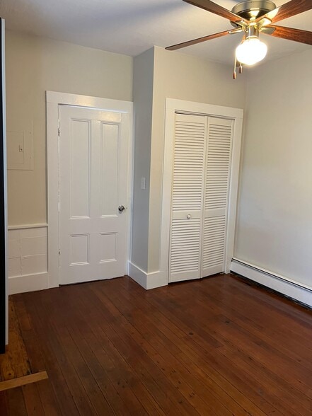 Bedroom fits Queensize bed - 32 Lynde St