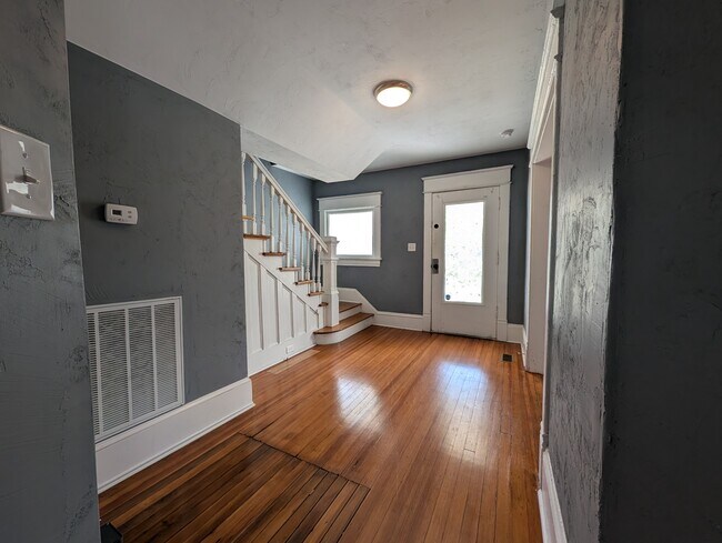 Building Photo - 1017 Ferdinand Ave SW