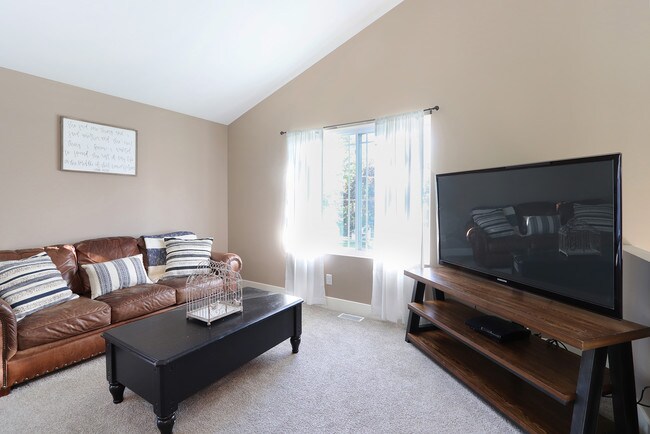 Building Photo - 935 Calvary Ave NW