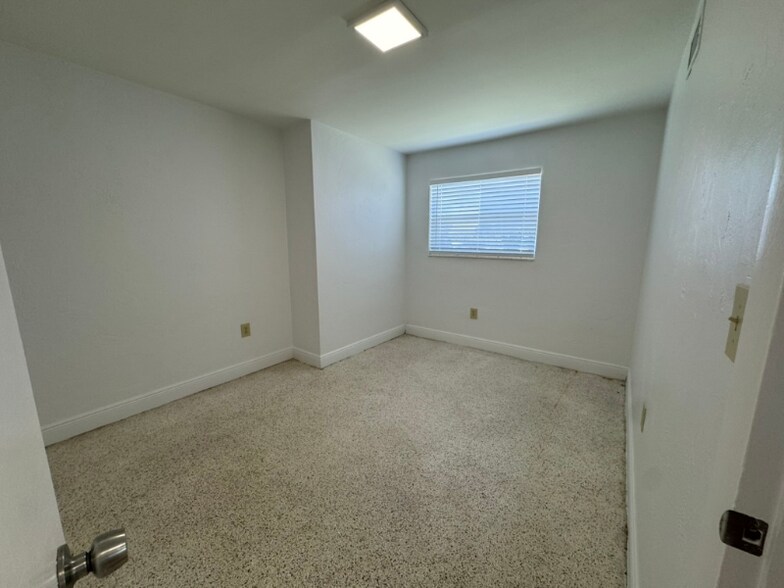 Building Photo - 955 SW 71st Ave