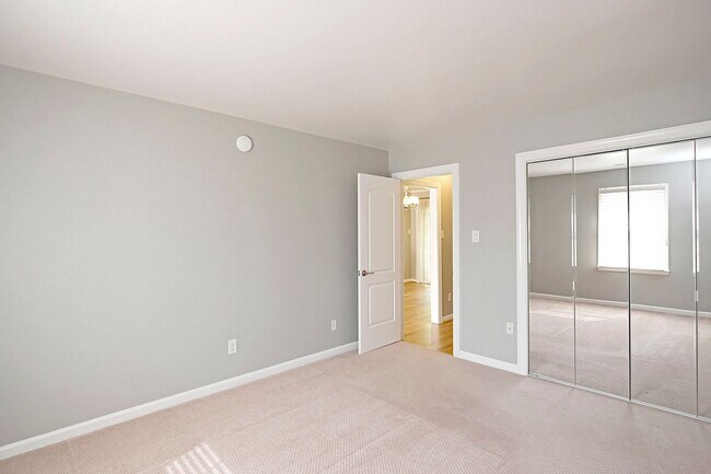 Building Photo - Beautifully Updated & Move-in Ready Hessian Hills Condo