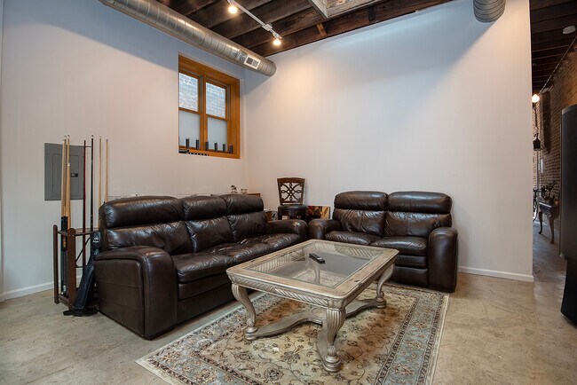 Building Photo - 2021 S Throop St