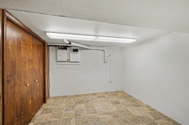 Building Photo - 3-Bedroom Duplex with Finished Basement & Central Air $1600/month
