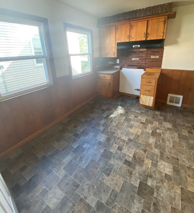 Building Photo - Beautiful 4 Bedroom Single Family Home! Wi...