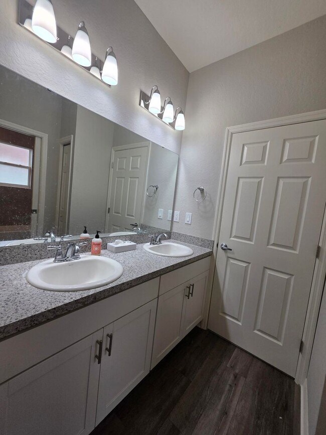 Building Photo - 4-Bedroom, 2.5-Bathroom in Lakeland