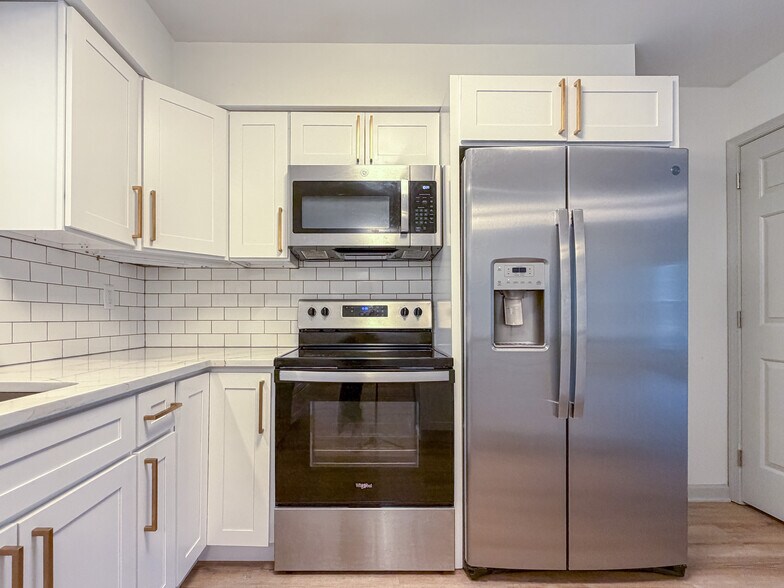 Building Photo - 425 Deerfield Dr