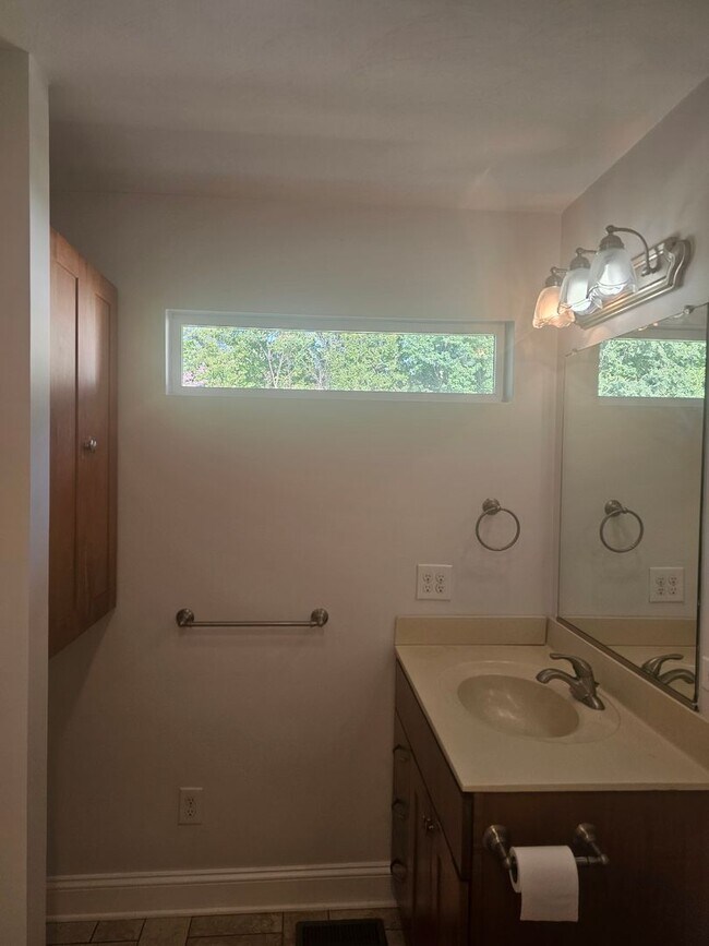 Building Photo - 1068 Sharon Dr