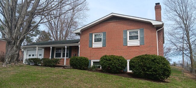 Building Photo - Christiansburg, 3 BR / 2 BA, Available Now