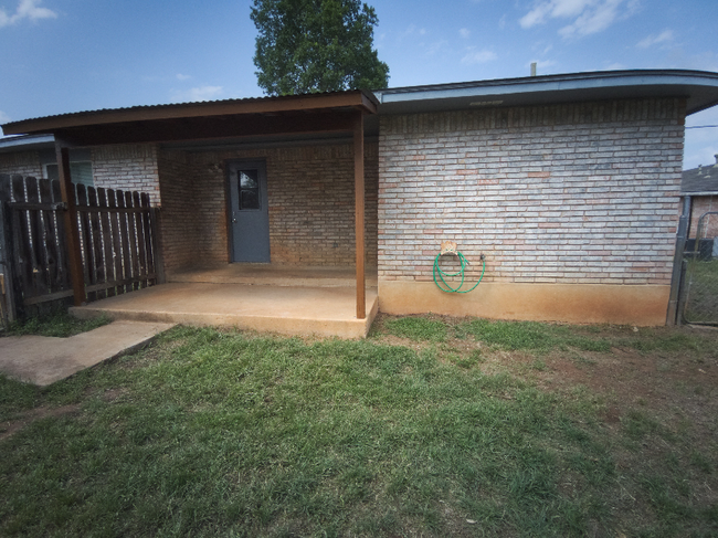 Building Photo - 327 Briarwood Dr