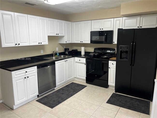 Building Photo - 4731 SW 25th Ave