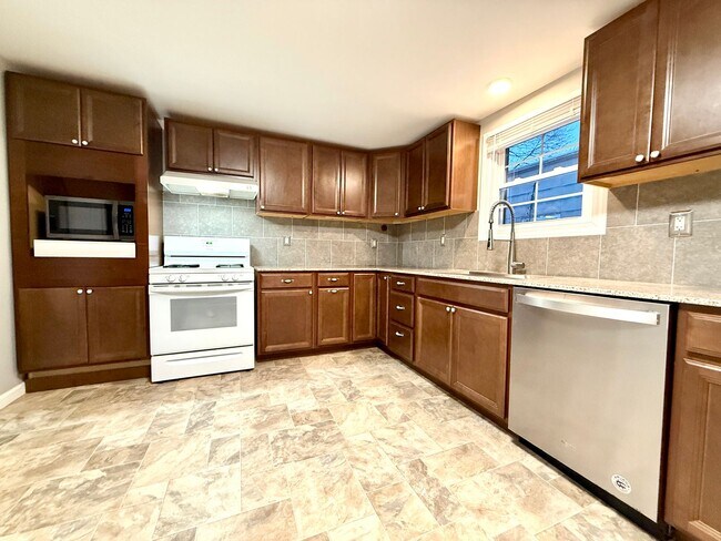 Building Photo - Walk to the Waterfront!|2BR Single-Family with Private Yard!