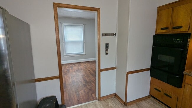 Building Photo - Charming 3-bedroom, 1.5-bathrooms home located in the heart of Akron