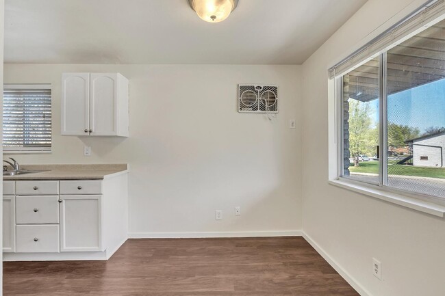 Building Photo - 817 W Heather Ln