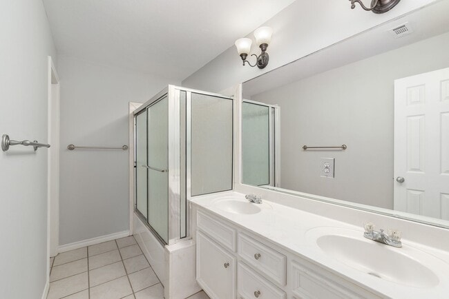 Building Photo - AVAILABLE AUGUST 2026 - Charming 3 bed/ 2 ...