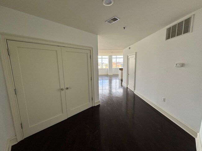 Building Photo - Large 1-bed 1-bath Condo at Metro Club
