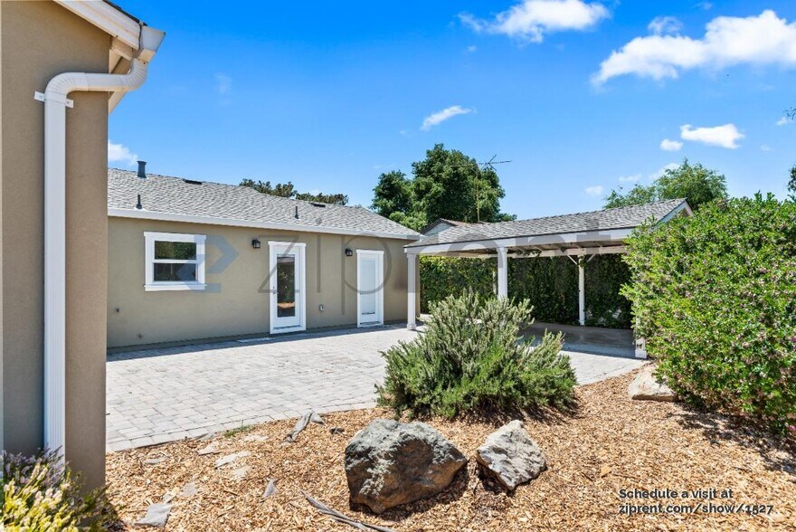 Building Photo - Unit Front House