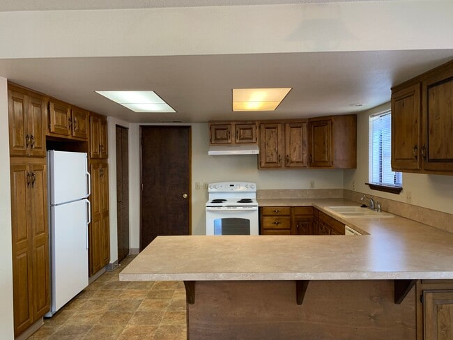 Building Photo - 3 Bedroom 2 Bath single family home