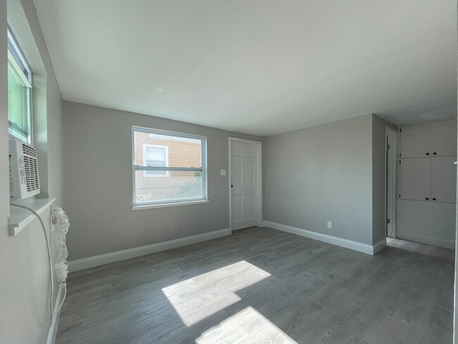 Building Photo - 2704 E Columbus Dr