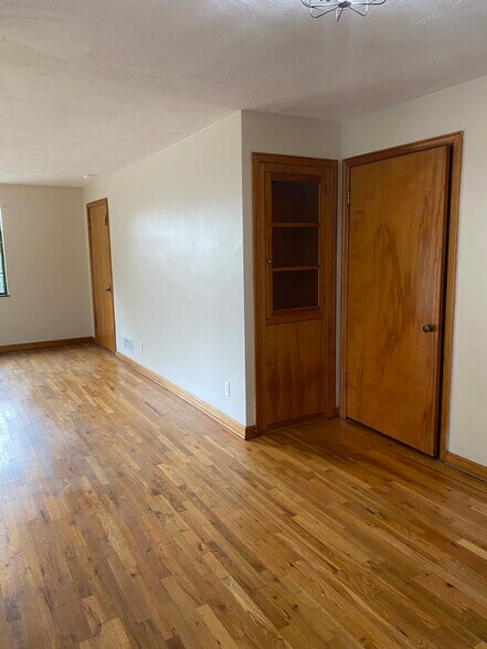 Building Photo - 1322 W 7th Ave