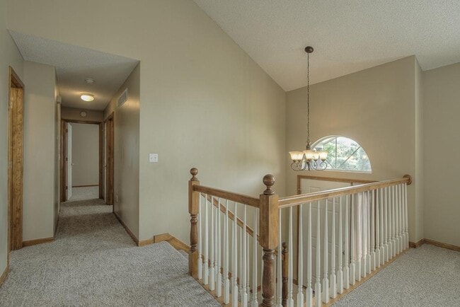 Building Photo - 612 NE Topaz Dr