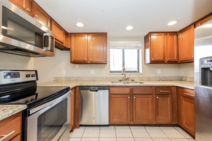 Building Photo - 6906 El Centro Ct