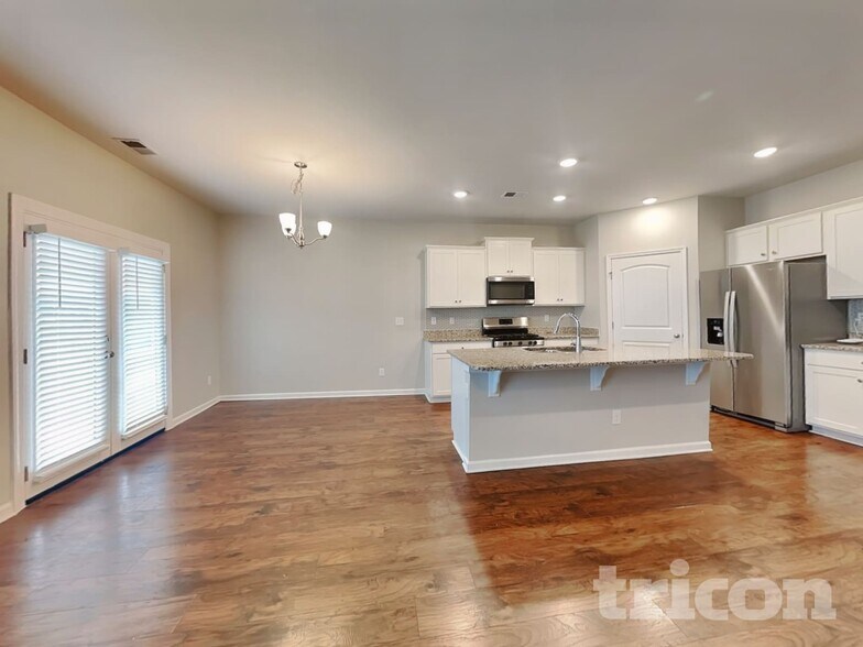 Building Photo - 832 Foxdale Dr