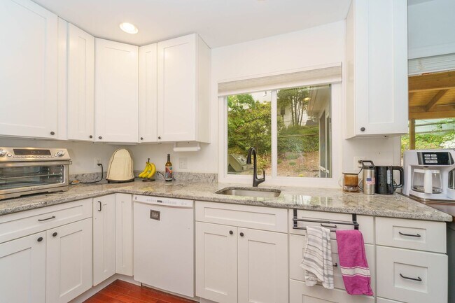 Building Photo - Meticulously Maintained 4 BR 2.5 BA Home in Burke, VA