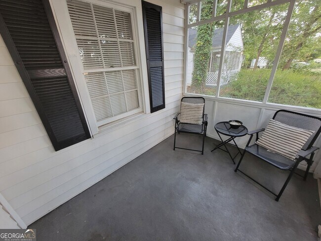 Building Photo - 990 Sycamore Dr