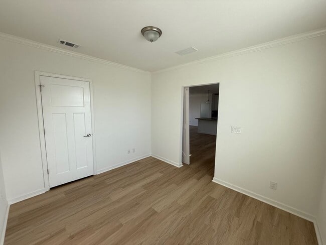 Building Photo - 3808 Sunset Dr