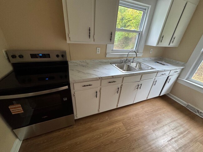 Building Photo - Three bedroom, 1 bath house in Burlington