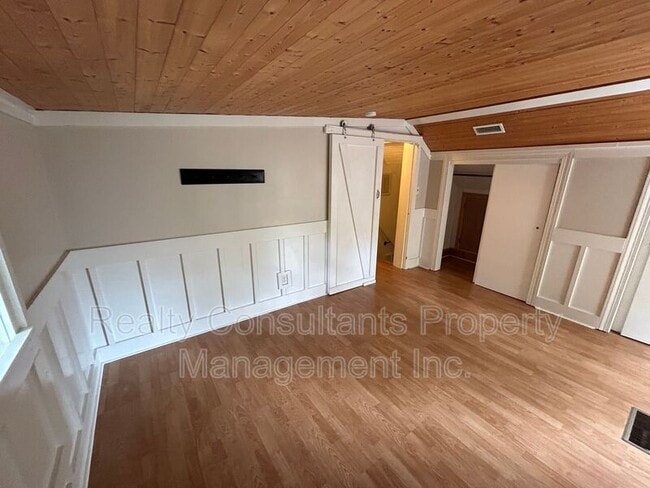 Building Photo - 2461 Lyndhurst Ave